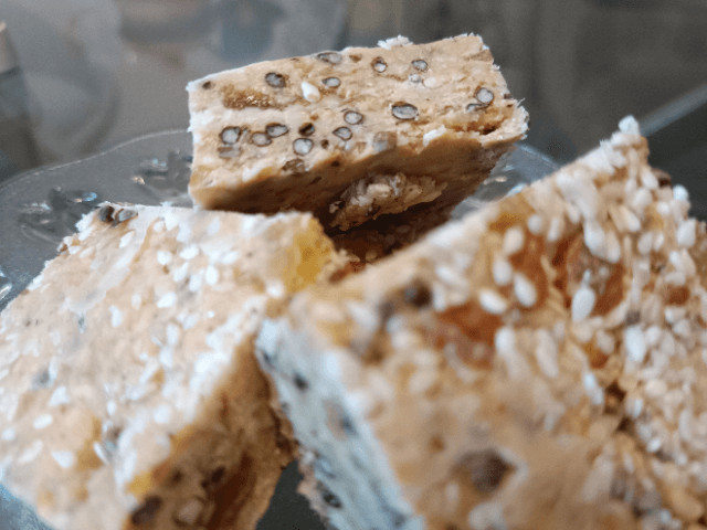 Protein bar with pea protein and fiber